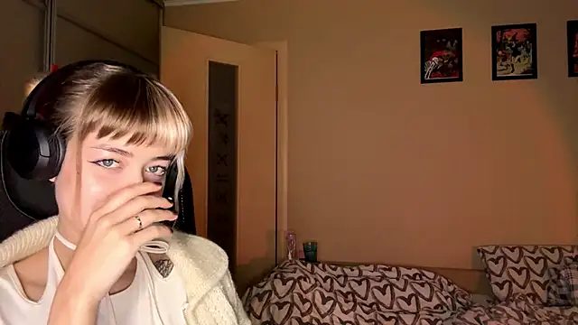 EmilySkyline online show from November 15, 5:16 am