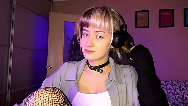 EmilySkyline online show from November 20, 8:03 am