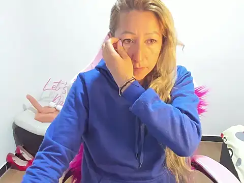 Snapshot of chrystal_sl852 chatting on December 1, 10:31 am chrystal sl852 online show from December 1, 10:31 am