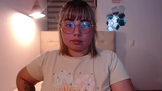 Snapshot of YiniBelle chatting on November 26, 3:29 am YiniBelle online show from November 26, 3:29 am