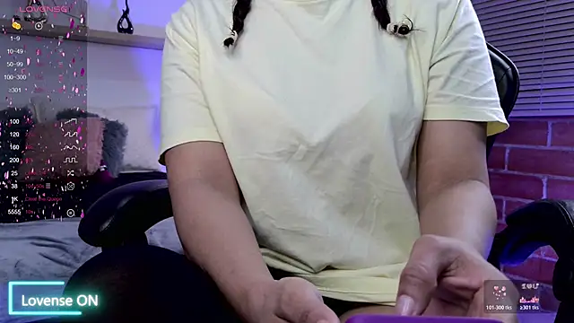 Snapshot of Amelia-Voss chatting on November 19, 2:06 pm Amelia-Voss online show from November 19, 2:06 pm