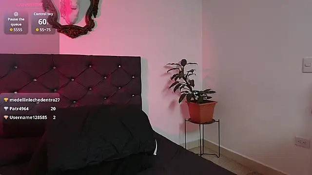 Snapshot of StephanieMadison chatting on November 20, 8:36 am StephanieMadison online show from November 20, 8:36 am