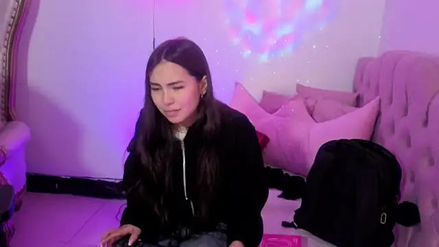 ISABELA TAY online show from July 18, 11:47 am