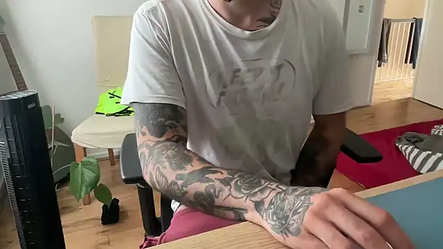 Snapshot of TattedUpSir chatting on June 19, 12:42 pm TattedUpSir online show from June 19, 12:42 pm