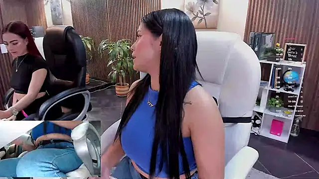 Snapshot of ElliSmith chatting on December 1, 9:42 pm ElliSmith online show from December 1, 9:42 pm