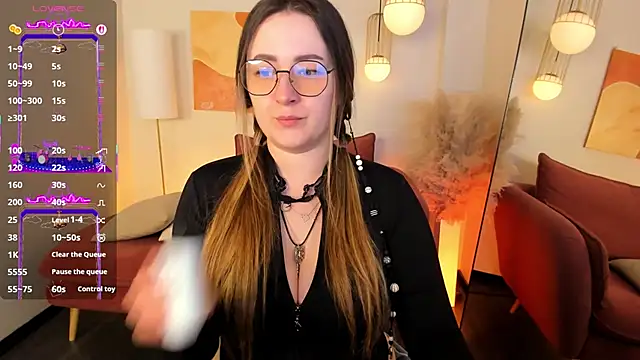 EmmaBloomm online show from December 18, 9:10 pm