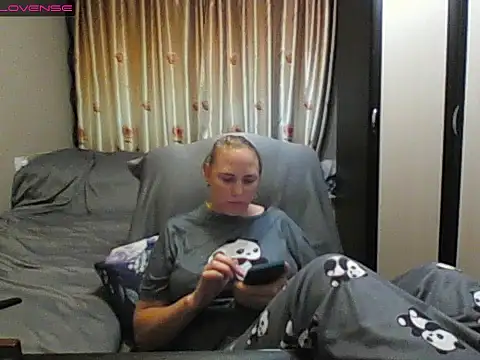 Snapshot of JenniDeep chatting on June 24, 3:33 pm JenniDeep online show from June 24, 3:33 pm