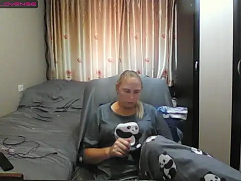 Snapshot of JenniDeep chatting on July 6, 9:17 am JenniDeep online show from July 6, 9:17 am