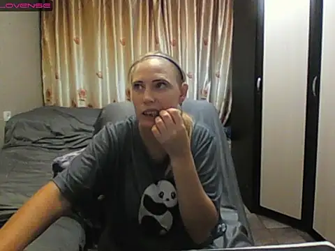 Snapshot of JenniDeep chatting on July 7, 4:55 pm JenniDeep online show from July 7, 4:55 pm