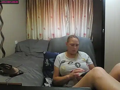 Snapshot of JenniDeep chatting on July 18, 7:34 am JenniDeep online show from July 18, 7:34 am