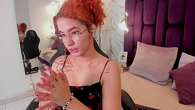 avrilwaynee online show from November 18, 1:04 pm