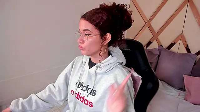 avrilwaynee online show from December 22, 11:51 am