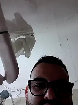 julianlondo111 online show from March 27, 6:52 am