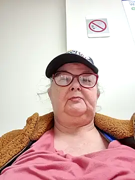 Snapshot of TiguhguhrsRose chatting on December 1, 12:48 am TiguhguhrsRose online show from December 1, 12:48 am