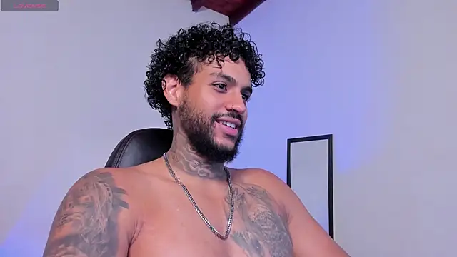 Snapshot of LuigiVitale_1 chatting on August 3, 1:59 am LuigiVitale 1 online show from August 3, 1:59 am