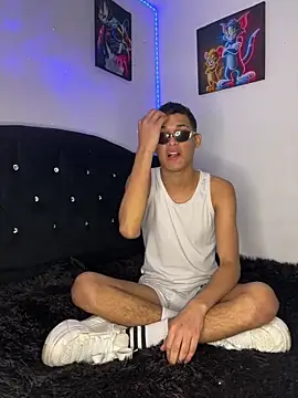 Snapshot of Luigi_cumming1 chatting on November 18, 8:19 am Luigi cumming1 online show from November 18, 8:19 am