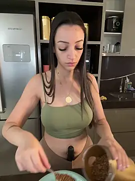 Snapshot of BelleRune chatting on February 8, 11:33 am BelleRune online show from February 8, 11:33 am