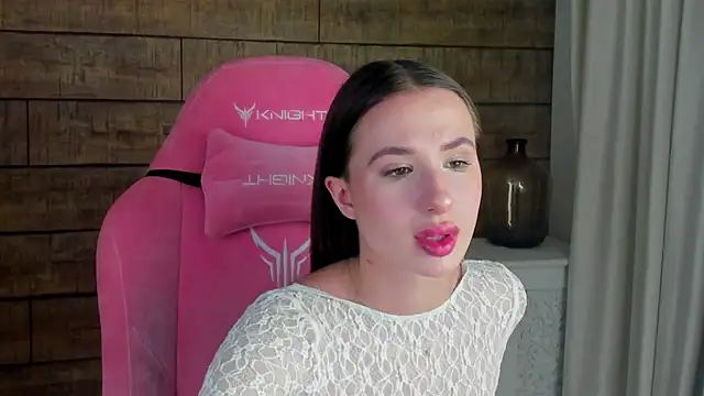 Snapshot of KristinaBellini chatting on December 5, 5:05 am KristinaBellini online show from December 5, 5:05 am