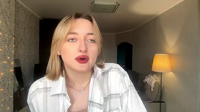 Snapshot of Emily_lyy chatting on November 20, 9:20 am Emily lyy online show from November 20, 9:20 am