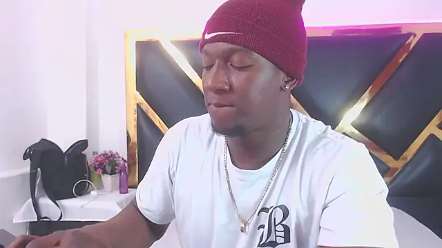 Snapshot of kingAlexander22 chatting on November 23, 11:43 am kingAlexander22 online show from November 23, 11:43 am