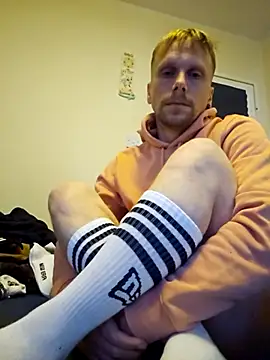 Snapshot of TheMaxDamage chatting on December 4, 10:24 am TheMaxDamage online show from December 4, 10:24 am