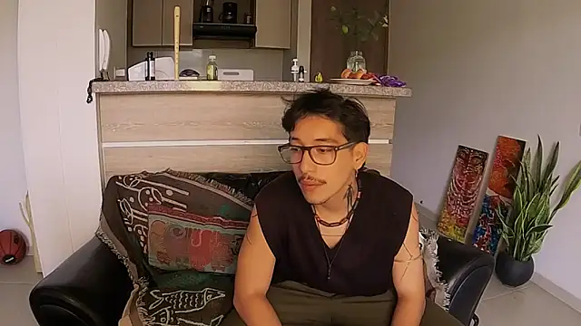 Snapshot of ChloeAndYan chatting on November 29, 6:55 pm ChloeAndYan online show from November 29, 6:55 pm