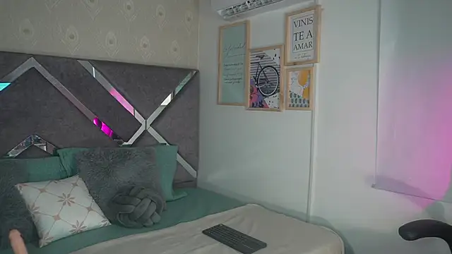 AlinnaJohnson online show from April 25, 1:41 pm