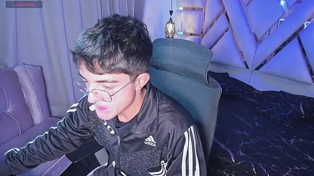 Snapshot of sayronvg chatting on November 21, 11:42 am sayronvg online show from November 21, 11:42 am