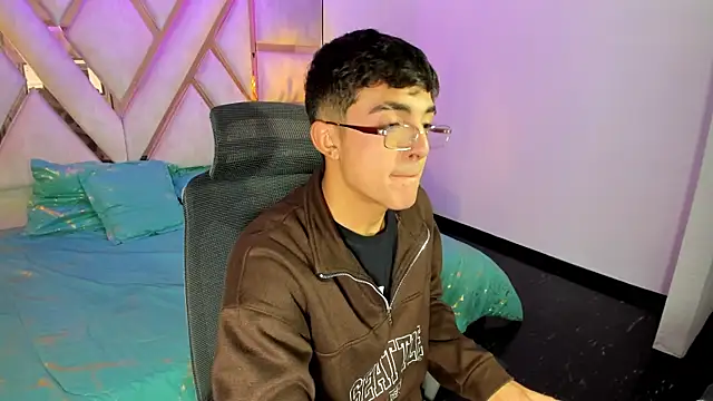 Snapshot of sayronvg chatting on December 4, 11:41 am sayronvg online show from December 4, 11:41 am