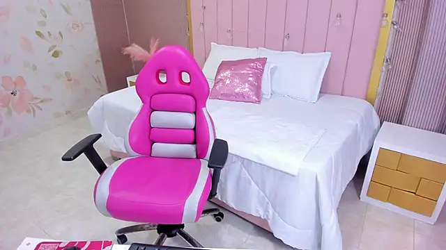 Snapshot of Kendall_curves chatting on November 24, 11:32 am Kendall curves online show from November 24, 11:32 am