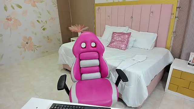 Snapshot of Kendall_curves chatting on December 3, 11:30 am Kendall curves online show from December 3, 11:30 am