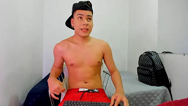 Snapshot of Lucastorrez01 chatting on June 11, 11:14 pm Lucastorrez01 online show from June 11, 11:14 pm