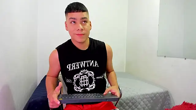 Snapshot of Lucastorrez01 chatting on June 13, 10:40 pm Lucastorrez01 online show from June 13, 10:40 pm