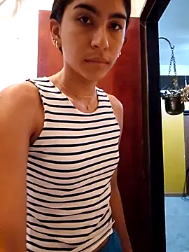 Snapshot of skinnyrox chatting on December 16, 2:33 pm skinnyrox online show from December 16, 2:33 pm