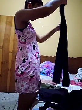 Snapshot of skinnyrox chatting on February 6, 1:32 am skinnyrox online show from February 6, 1:32 am