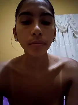 Snapshot of skinnyrox chatting on February 19, 2:40 am skinnyrox online show from February 19, 2:40 am