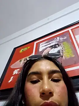 Snapshot of skinnyrox chatting on March 15, 12:05 am skinnyrox online show from March 15, 12:05 am