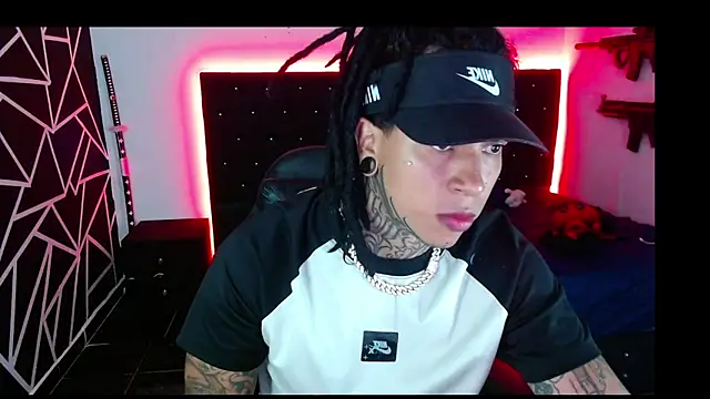 Snapshot of Zero-X9 chatting on November 18, 9:30 pm Zero-X9 online show from November 18, 9:30 pm