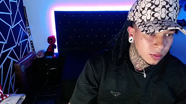 Snapshot of Zero-X9 chatting on February 17, 8:59 pm Zero-X9 online show from February 17, 8:59 pm