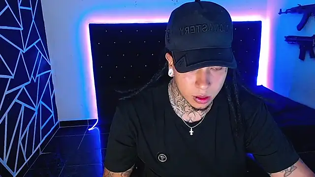 Snapshot of Zero-X9 chatting on March 5, 8:27 pm Zero-X9 online show from March 5, 8:27 pm