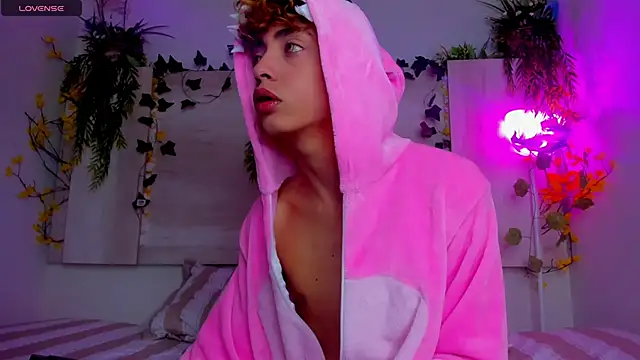 Snapshot of Twinkk_Guy chatting on November 18, 2:39 am Twinkk Guy online show from November 18, 2:39 am