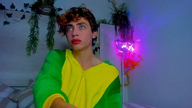 Snapshot of Twinkk_Guy chatting on November 19, 3:06 am Twinkk Guy online show from November 19, 3:06 am