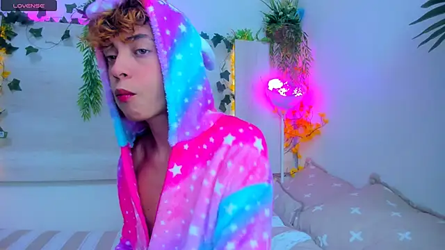 Snapshot of Twinkk_Guy chatting on November 20, 4:01 am Twinkk Guy online show from November 20, 4:01 am