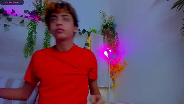 Snapshot of Twinkk_Guy chatting on November 21, 2:10 am Twinkk Guy online show from November 21, 2:10 am