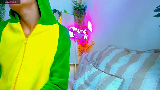 Snapshot of Twinkk_Guy chatting on November 22, 2:10 am Twinkk Guy online show from November 22, 2:10 am