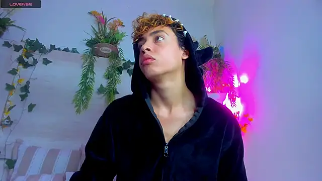 Snapshot of Twinkk_Guy chatting on November 23, 2:00 am Twinkk Guy online show from November 23, 2:00 am