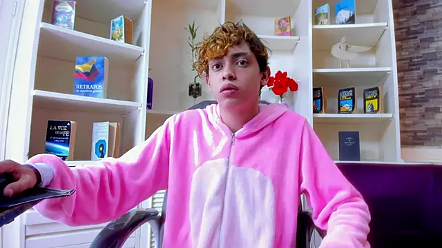 Snapshot of Twinkk_Guy chatting on November 23, 8:30 pm Twinkk Guy online show from November 23, 8:30 pm