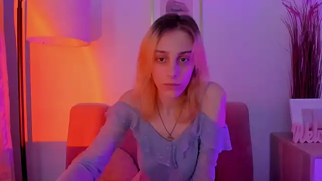 Snapshot of MiilaGlow chatting on December 4, 3:10 pm MiilaGlow online show from December 4, 3:10 pm