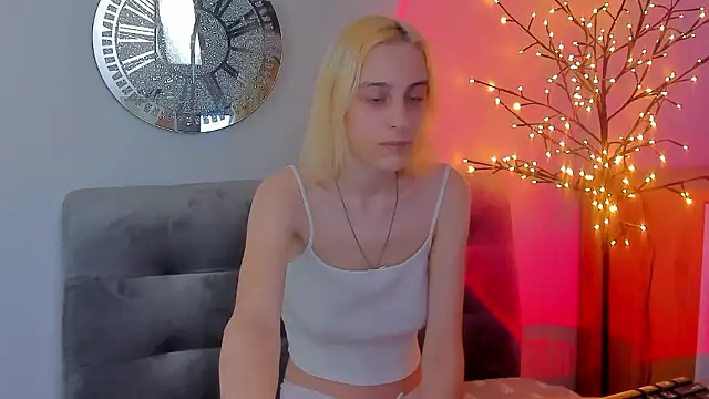 Snapshot of MiilaGlow chatting on January 14, 2:12 pm MiilaGlow online show from January 14, 2:12 pm