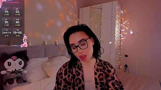 Lia May online show from December 3, 6:21 am